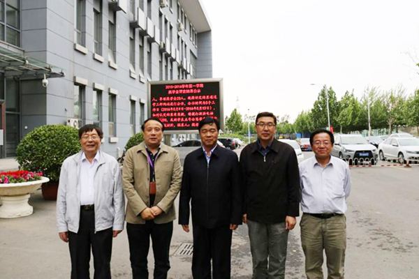 孙进院长与天津职业大24h直播长刘斌（左二）、原校长董刚（右二）等校领导合影