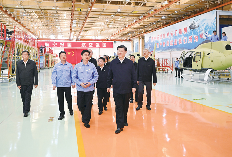 2023年10月10日至13日，中共中央总书记、国家主席、中央军委主席习近平在江西考察。这是11日上午，习近平在景德镇市昌河飞机工业（集团）有限公司考察。 新华社记者 燕雁/摄
