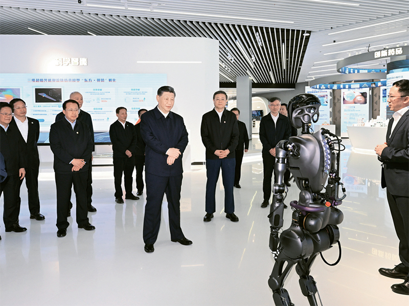 2023年11月28日至12月2日，中共中央总书记、国家主席、中央军委主席习近平在上海考察。这是11月28日下午，习近平在浦东新区张江科学城参观上海科技创新成果展。 新华社记者 谢环驰/摄