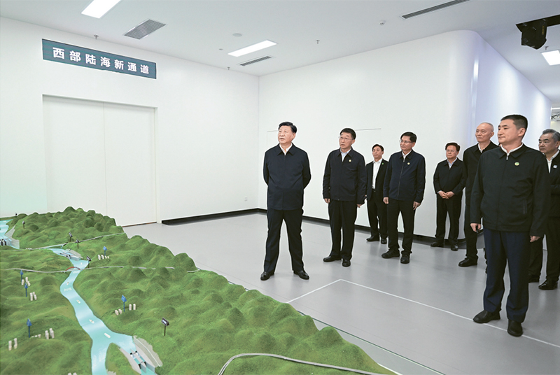 2023年12月14日至15日，中共中央总书记、国家主席、中央军委主席习近平在广西考察。这是14日上午，习近平在南宁市考察中国—东盟信息港股份有限公司，结合平陆运河沙盘听取西部陆海新通道骨干工程建设汇报。 新华社记者 谢环驰/摄